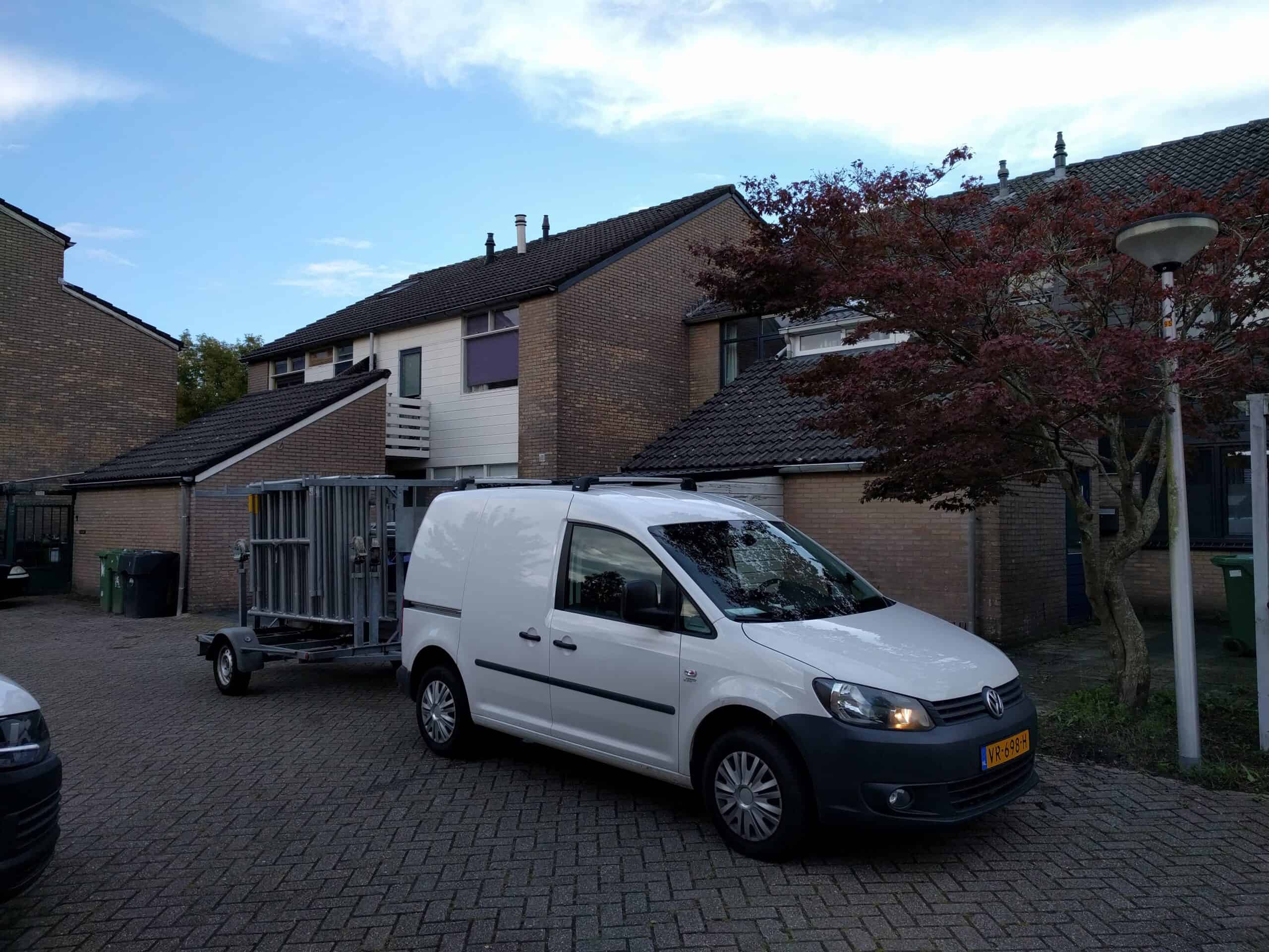 Materiaal en werkbus bij een projectlocatie