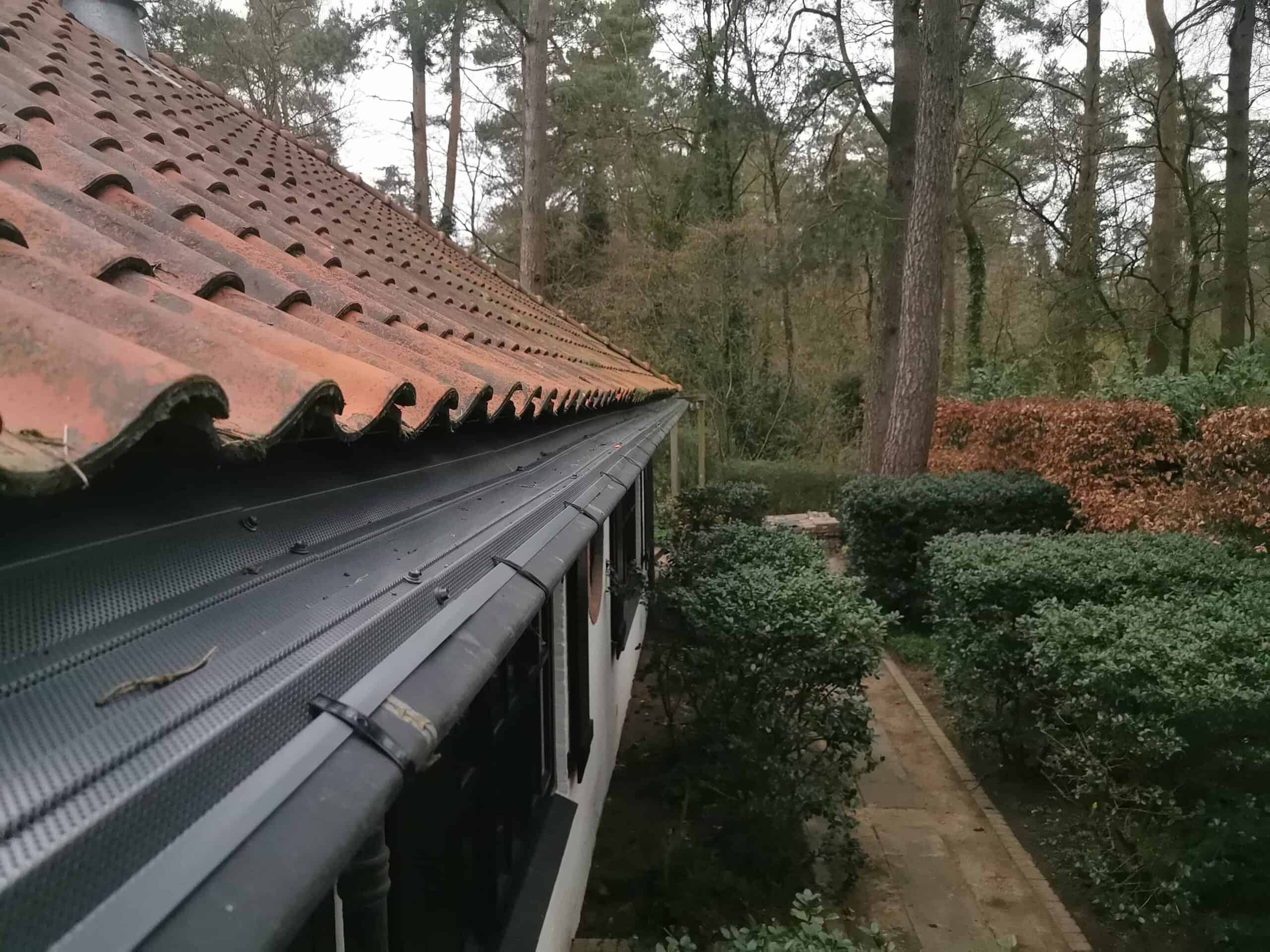Strakke donkere dakgoot langs een woning