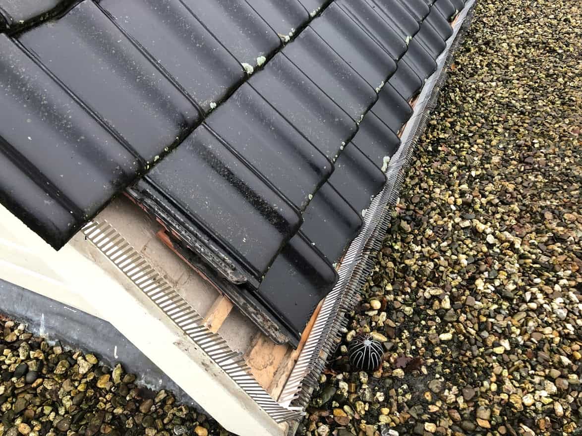 Aluminium vogelschroot bij dakpannen