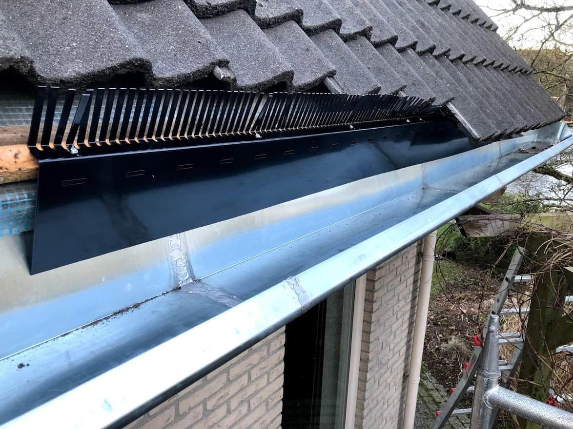 Zinken dakgoot langs een pannendak